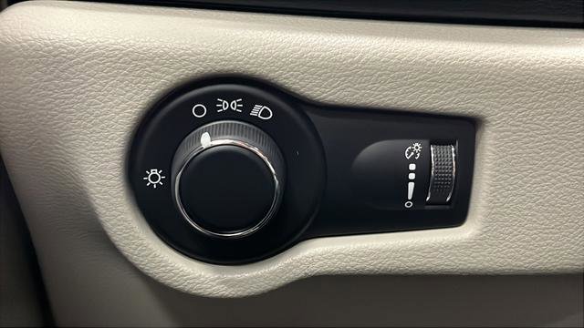Used 2020 Chrysler Voyager L FWD image 30