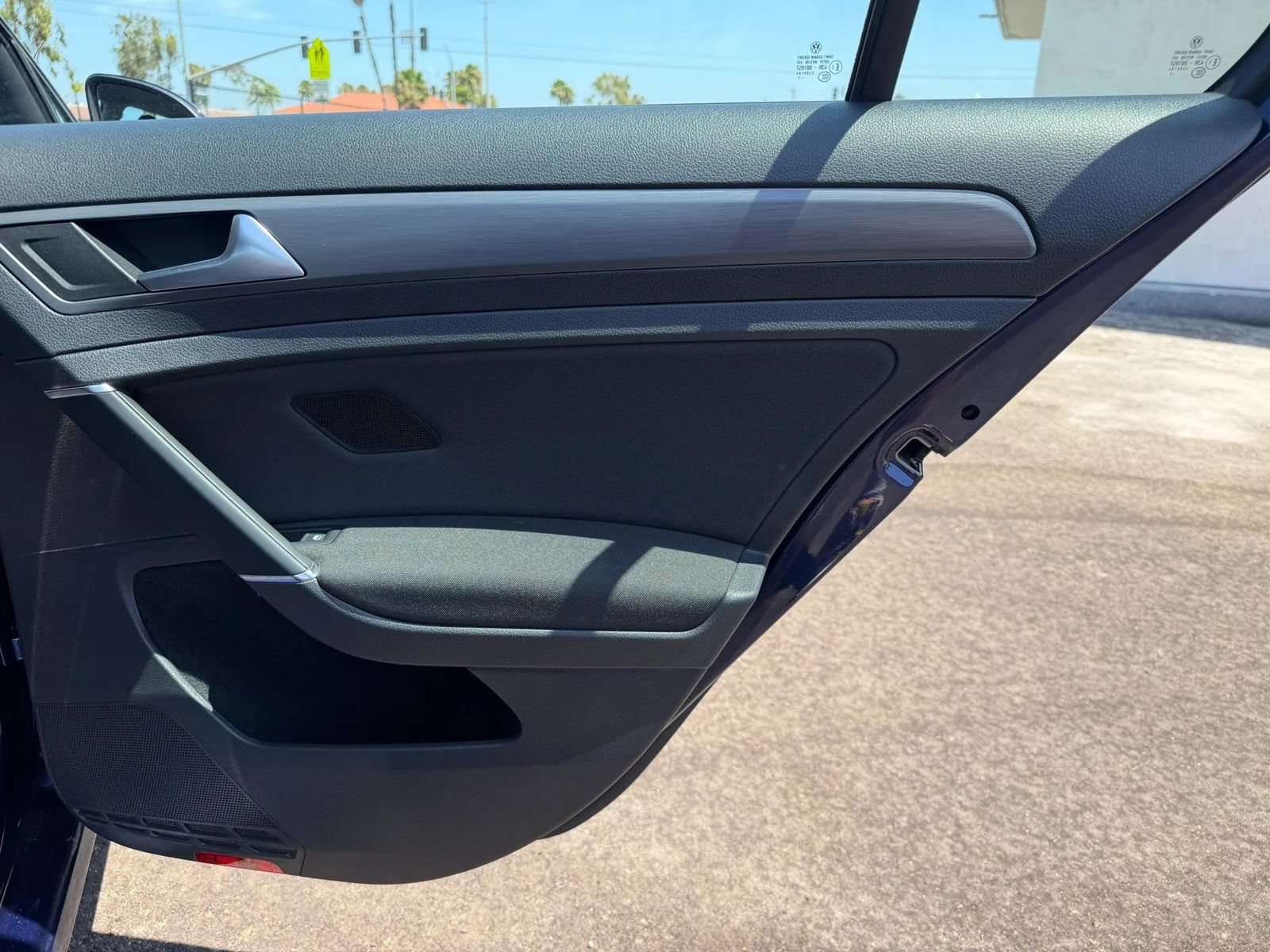 Used 2017 Volkswagen e-Golf SE FWD image 25