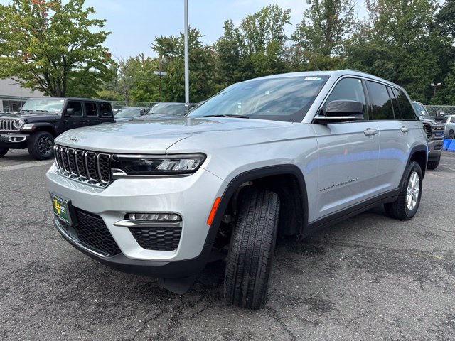 Used 2024 Jeep Grand Cherokee Limited AWD/4WD image 3