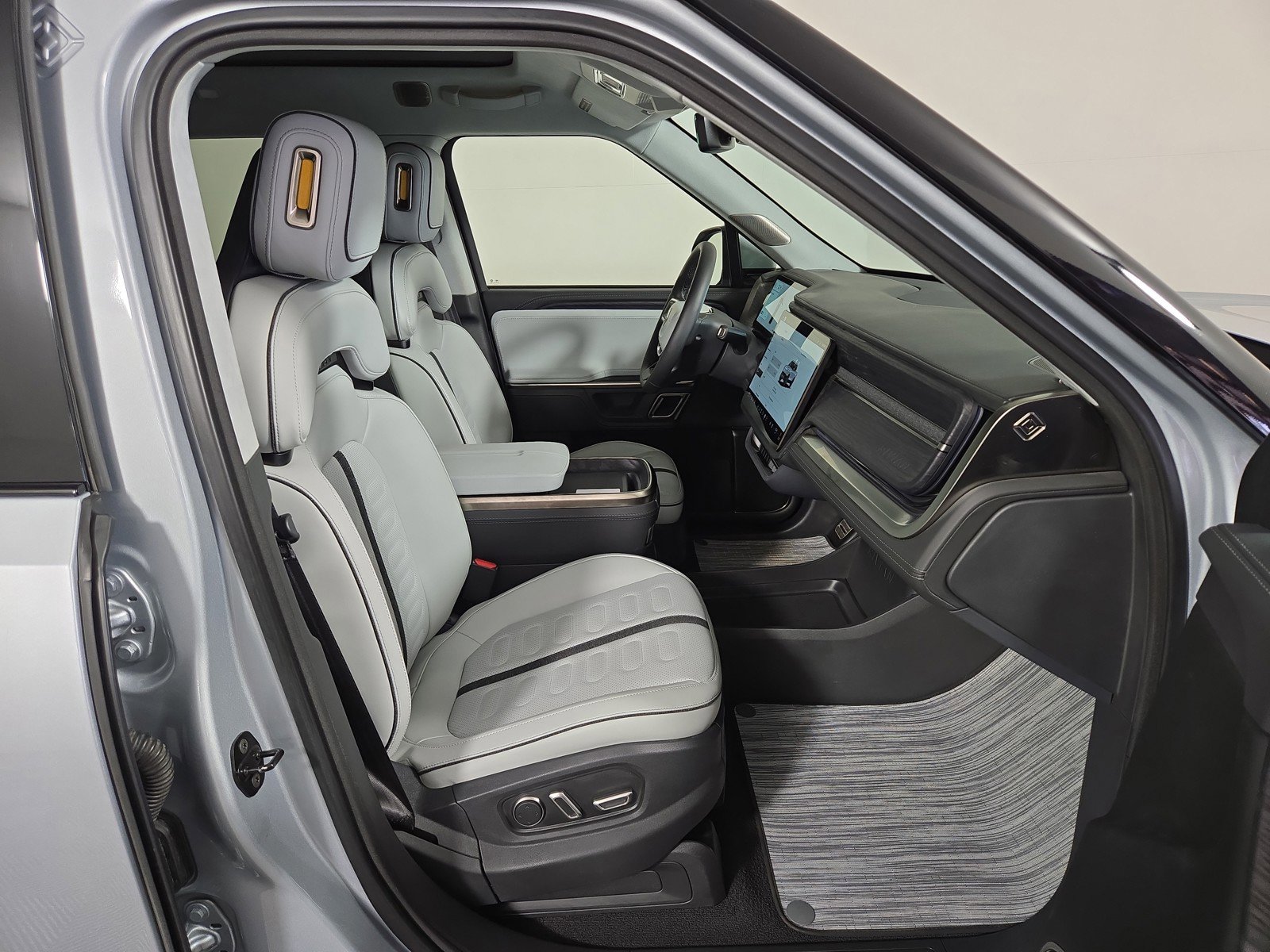 Used 2024 Rivian R1T Adventure AWD/4WD image 23