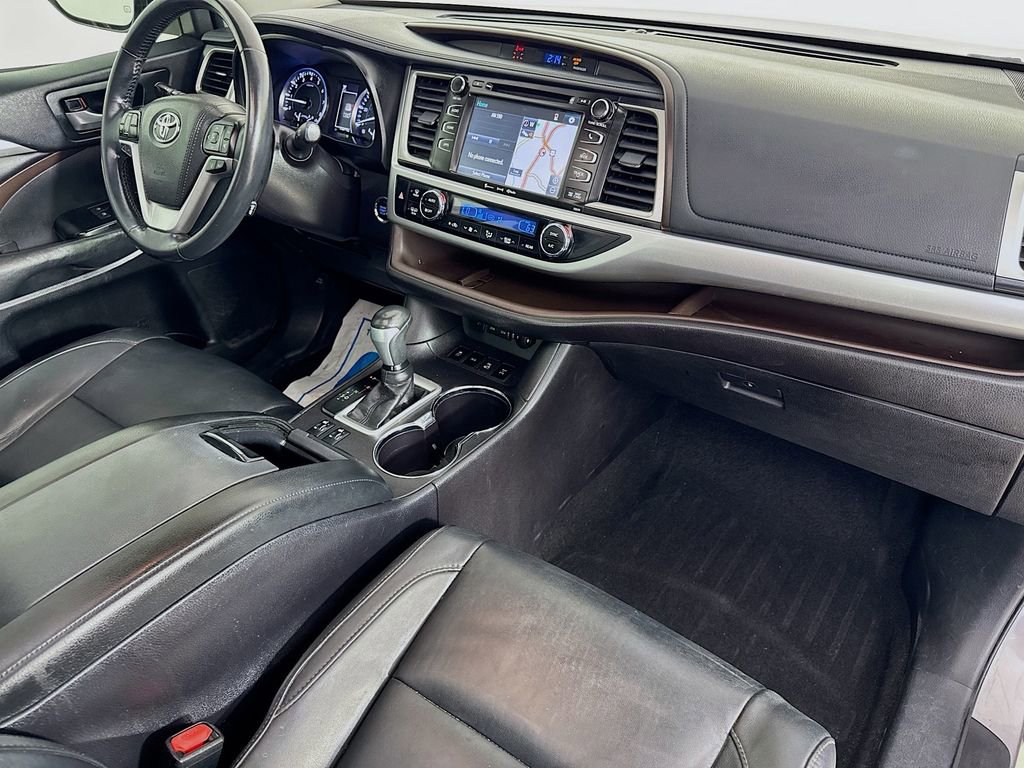 Used 2018 Toyota Highlander XLE AWD/4WD image 39