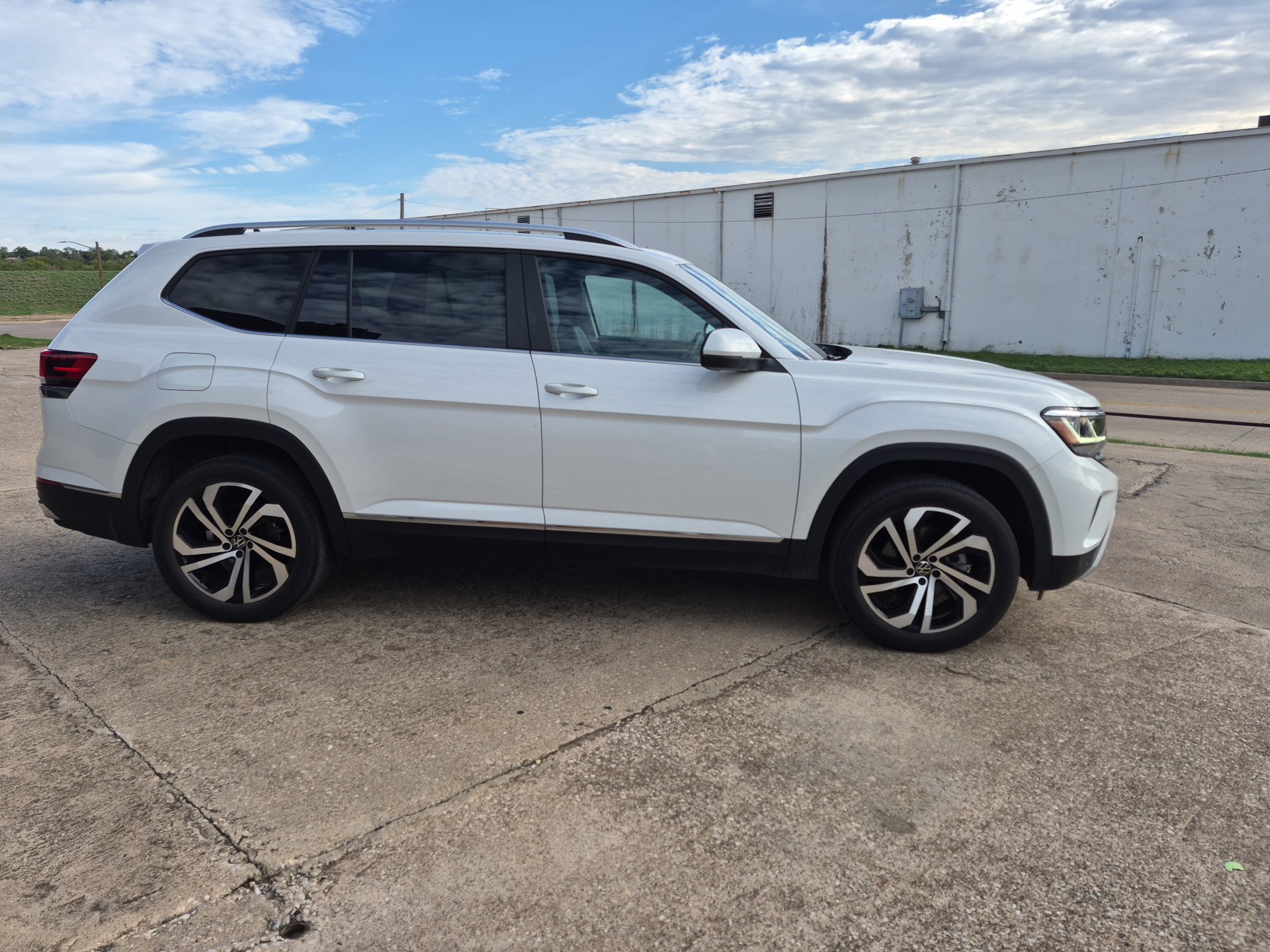 Used 2023 Volkswagen Atlas SEL AWD/4WD image 4