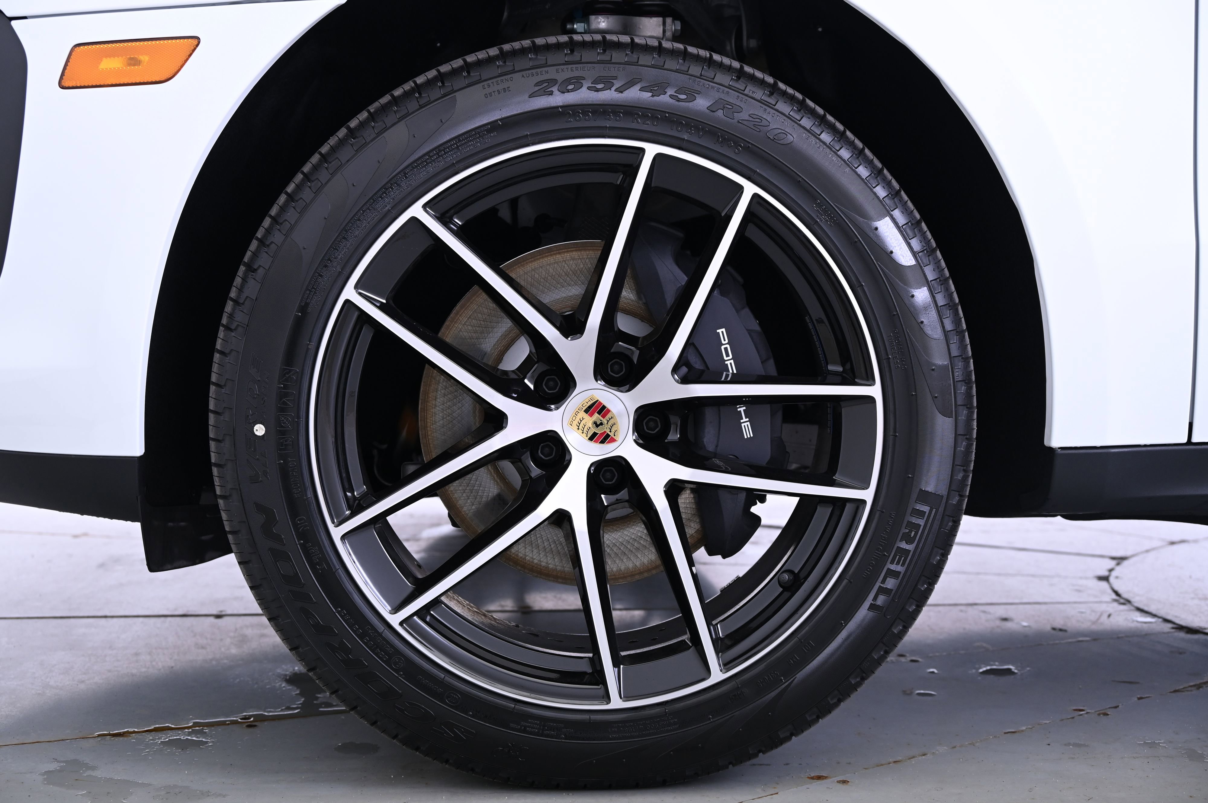 Certified 2025 Porsche Macan image 15