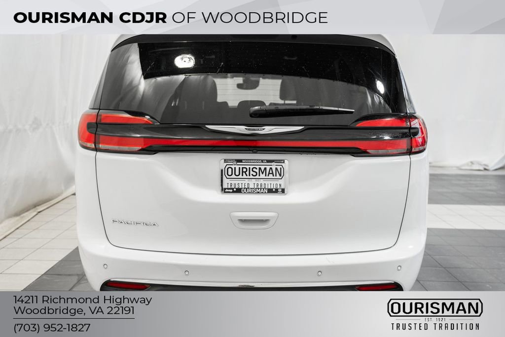 Used 2025 Chrysler Pacifica Select image 6