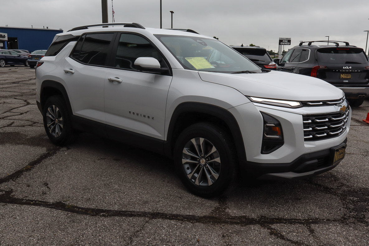 Used 2025 Chevrolet Equinox LT w/ Convenience Package II FWD image 3