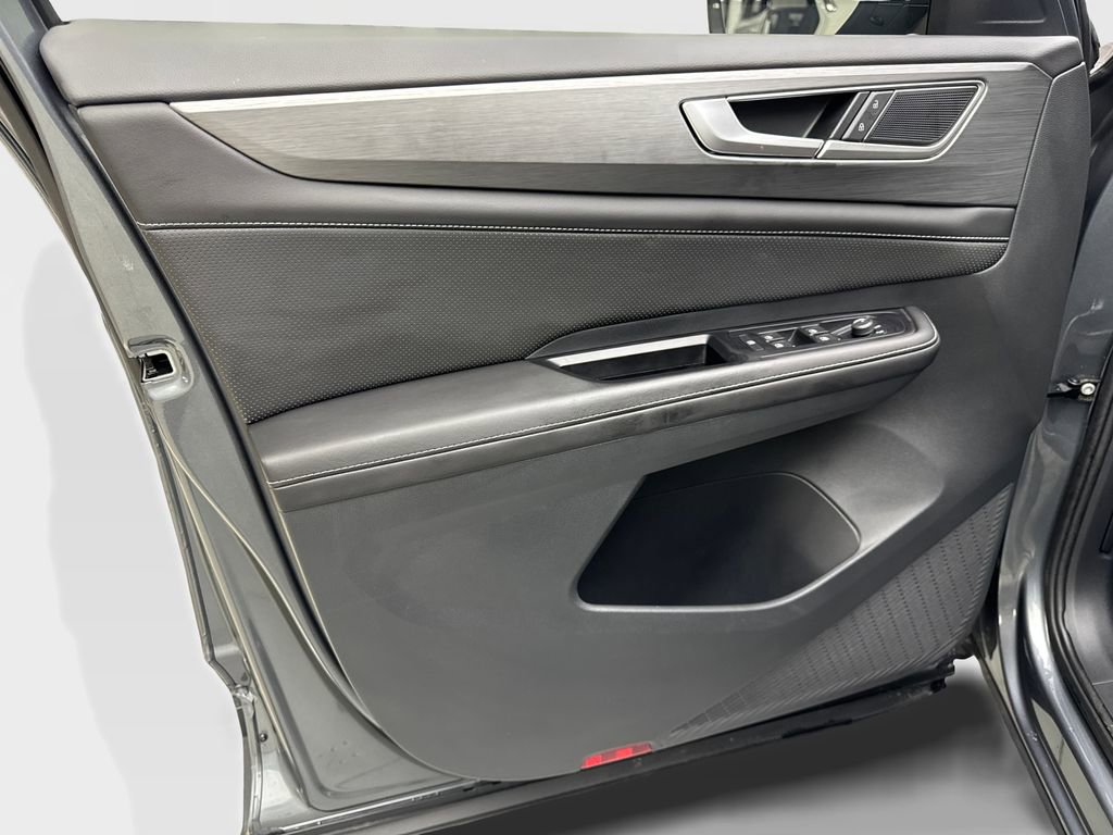 Used 2025 Volkswagen Atlas Cross Sport SE image 31