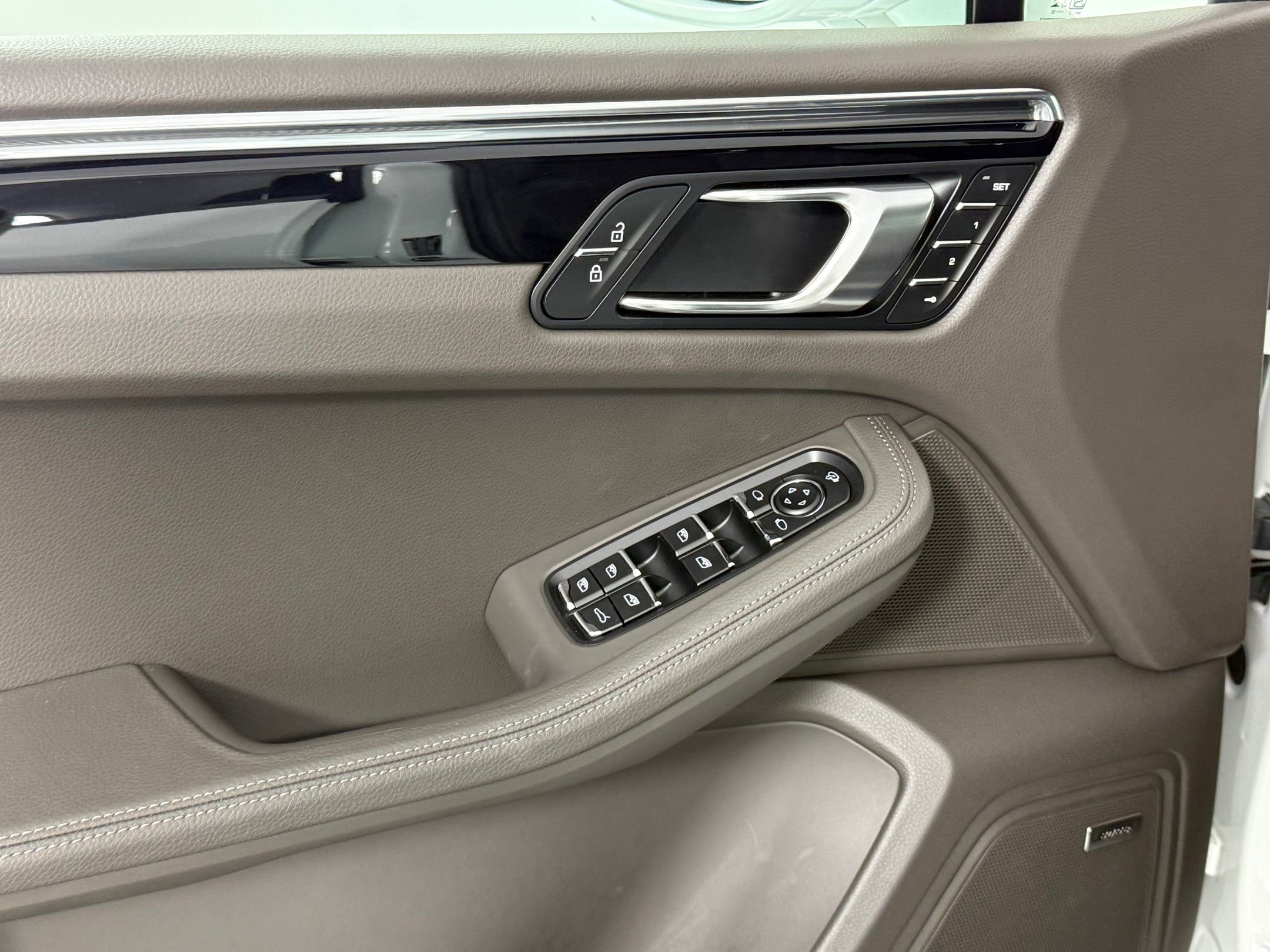 Used 2025 Porsche Macan image 13