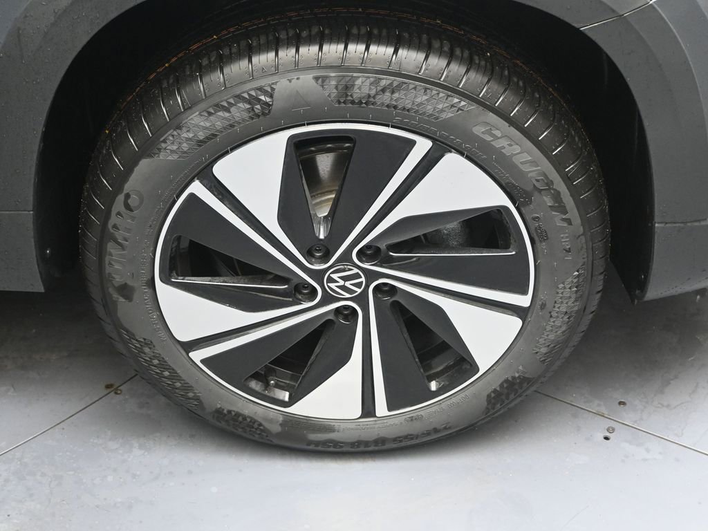 Used 2025 Volkswagen Taos SE w/ Panoramic Sunroof Package image 10