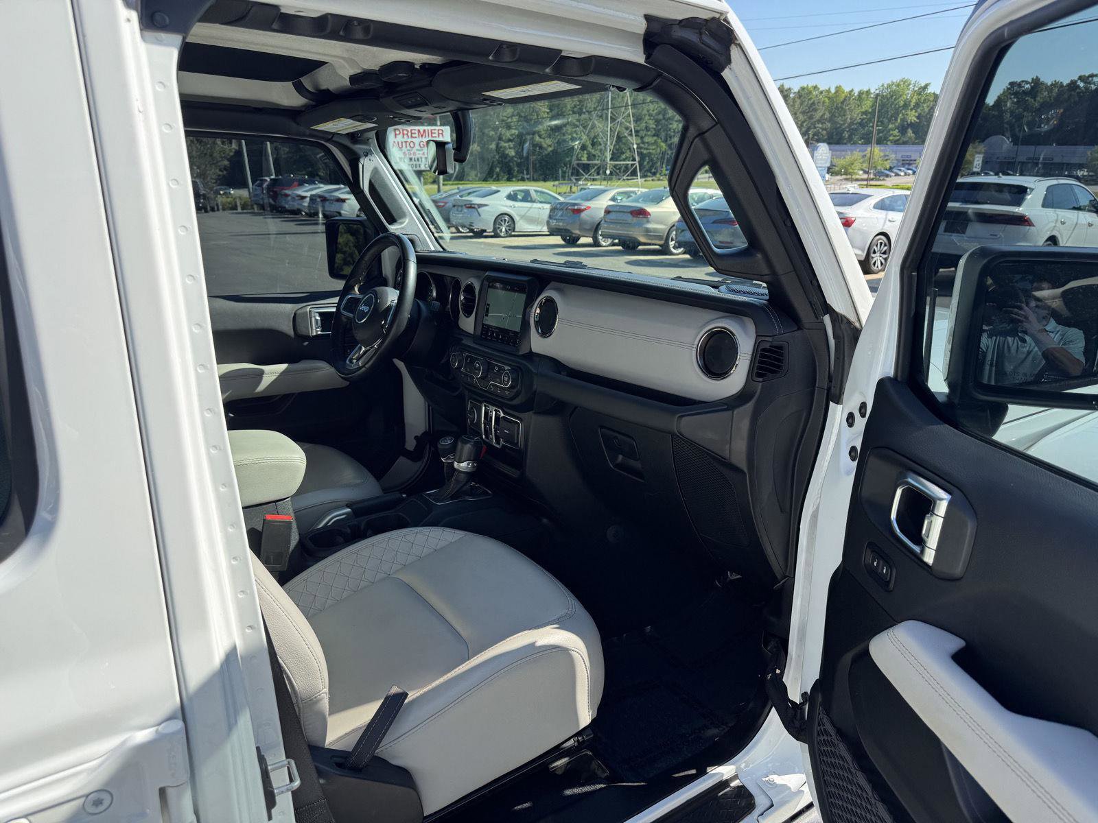 Used 2022 Jeep Gladiator Overland AWD/4WD image 14