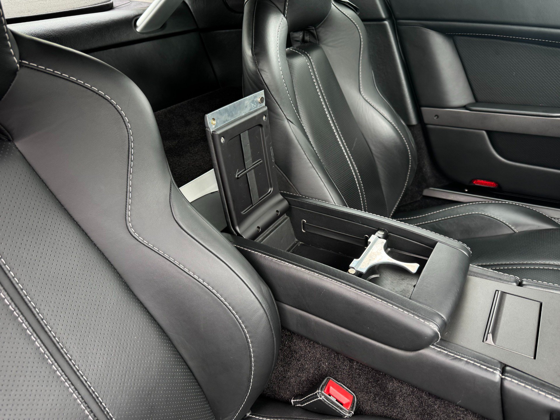 Used 2015 Aston Martin V8 Vantage GT RWD image 31
