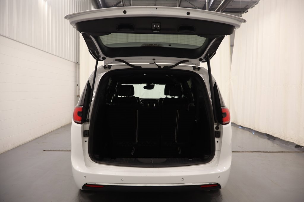 Used 2025 Chrysler Pacifica Select image 18