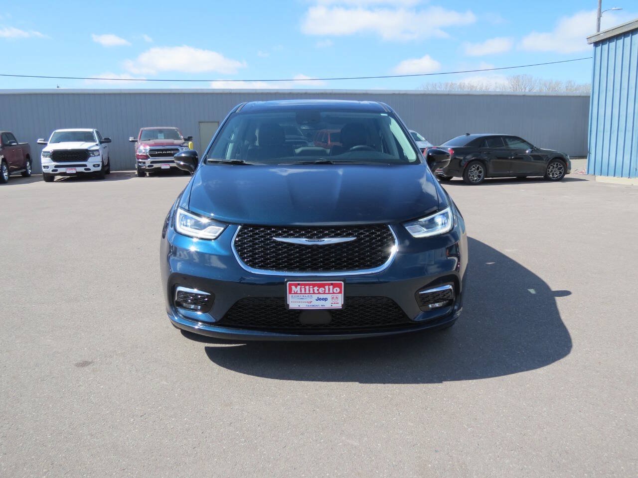 Used 2024 Chrysler Pacifica Limited w/ Trailer Tow Group FWD image 4