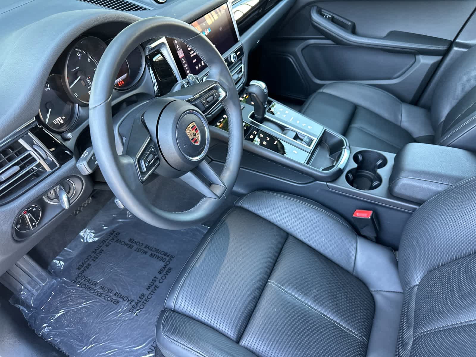 Certified 2025 Porsche Macan AWD/4WD image 4