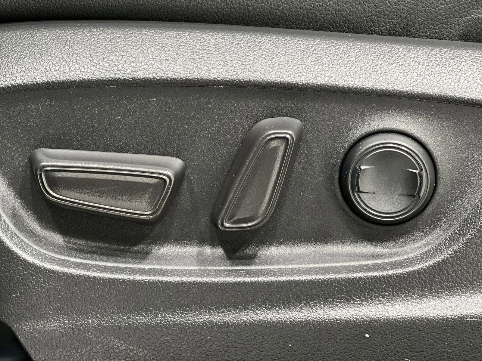 Used 2022 Toyota Corolla Cross XLE image 12