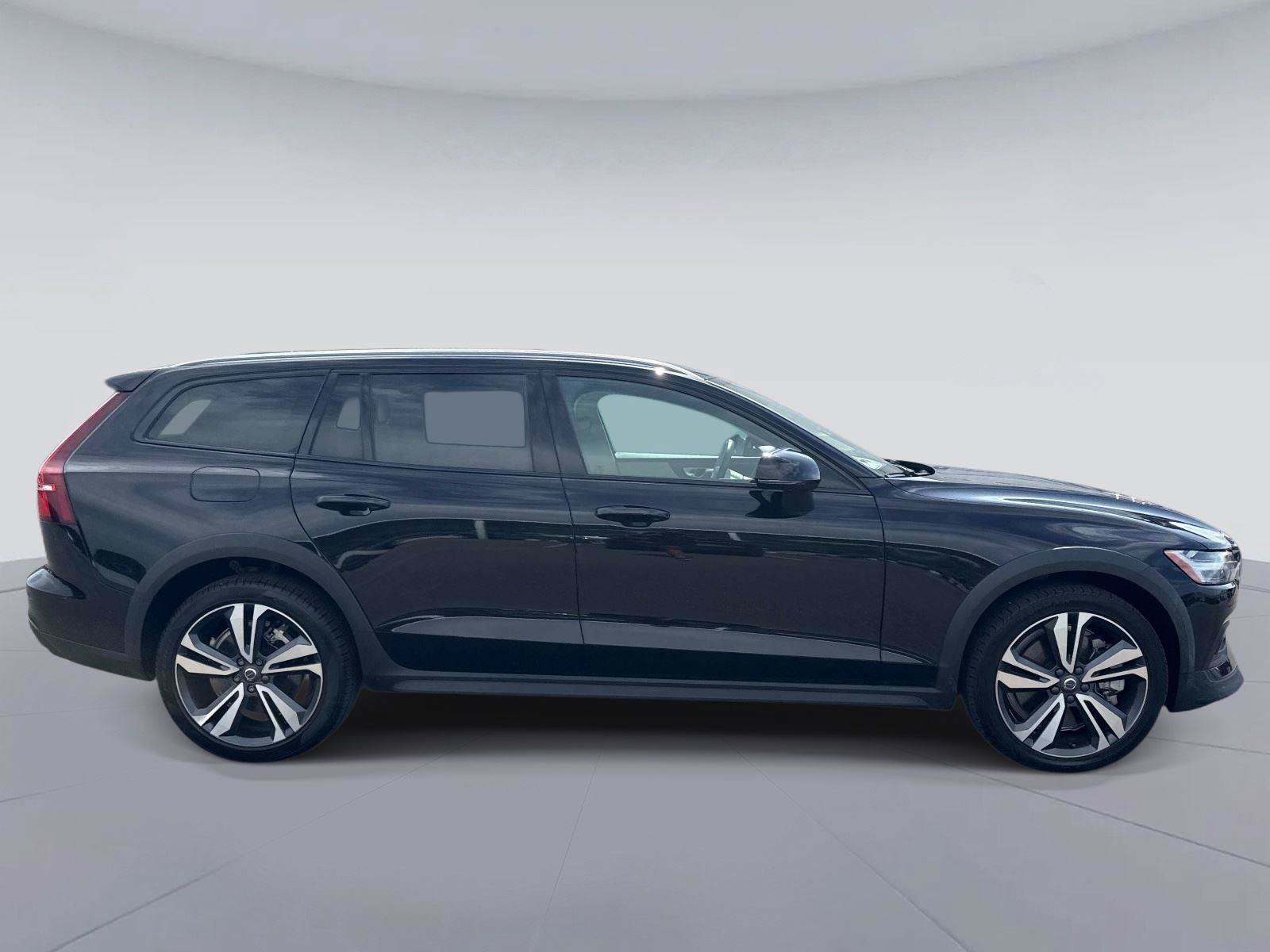 Used 2025 Volvo V60 B5 Cross Country Plus AWD/4WD image 2