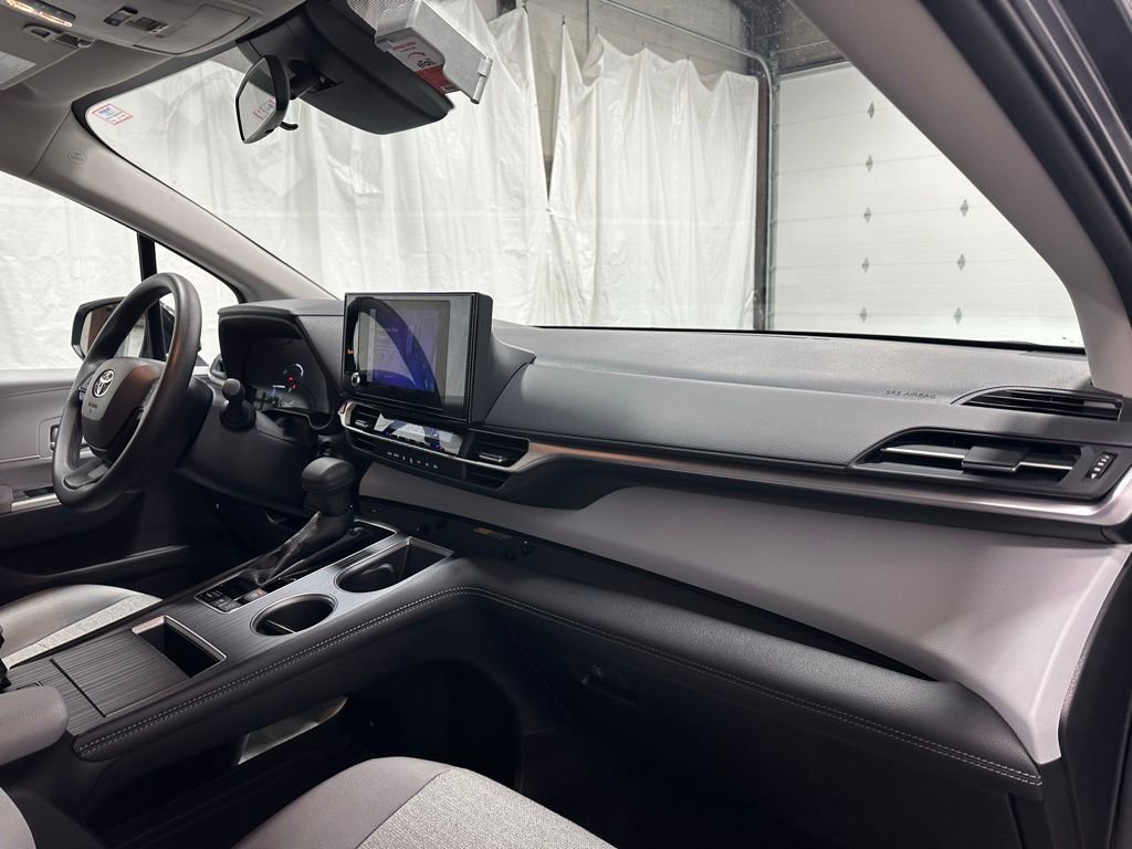 Used 2025 Toyota Sienna LE image 66