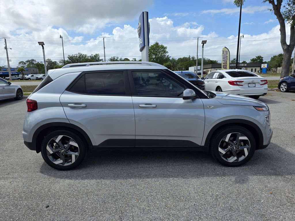 Used 2023 Hyundai Venue SEL FWD image 2