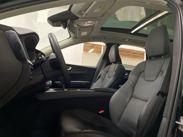 Used 2025 Volvo XC60 B5 Plus image 27