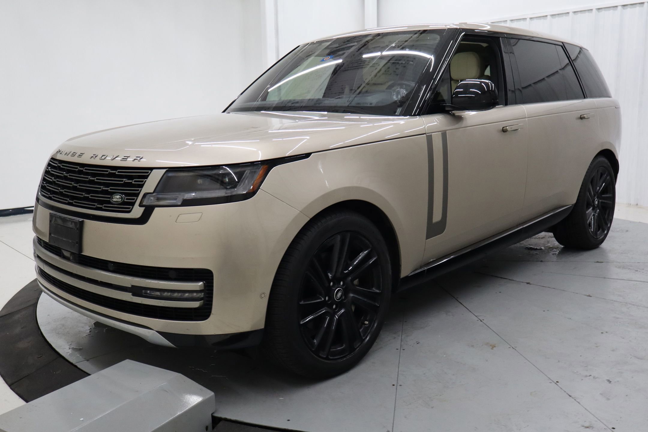 Used 2022 Land Rover Range Rover Long Wheelbase SE image 10