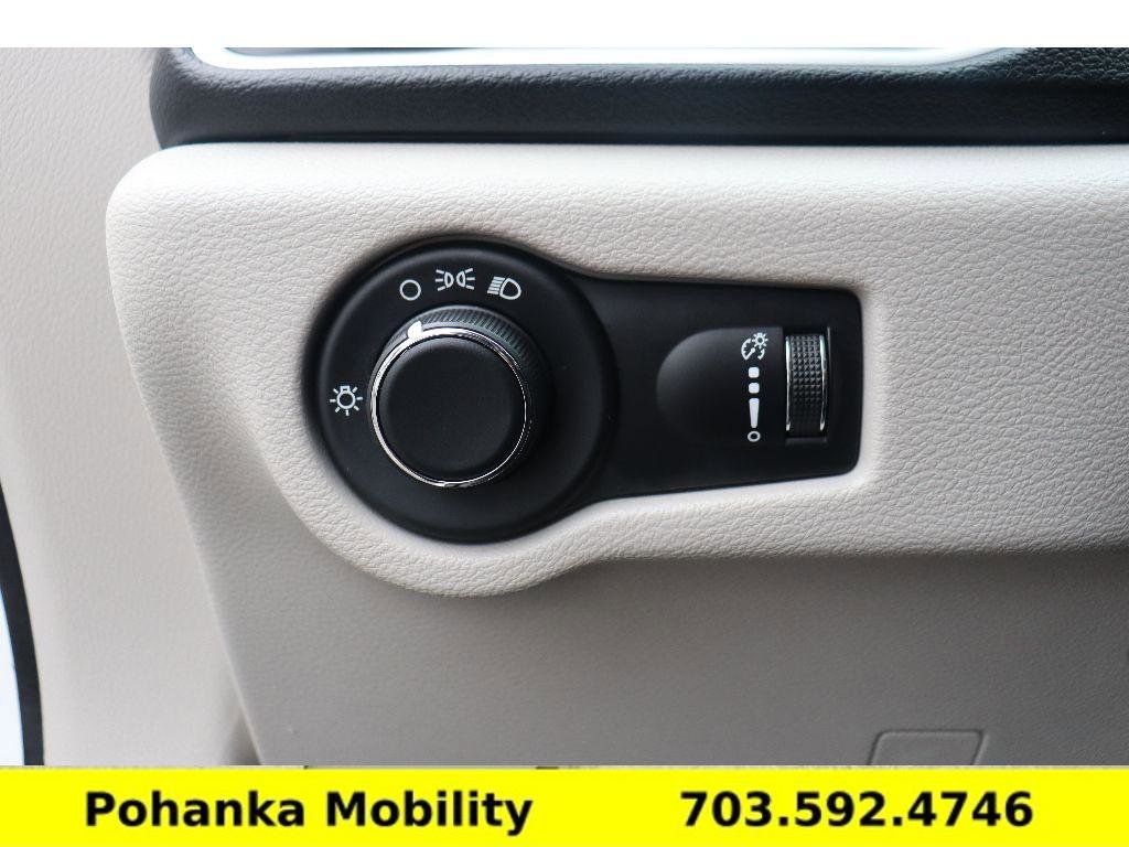 Used 2020 Chrysler Voyager L image 20
