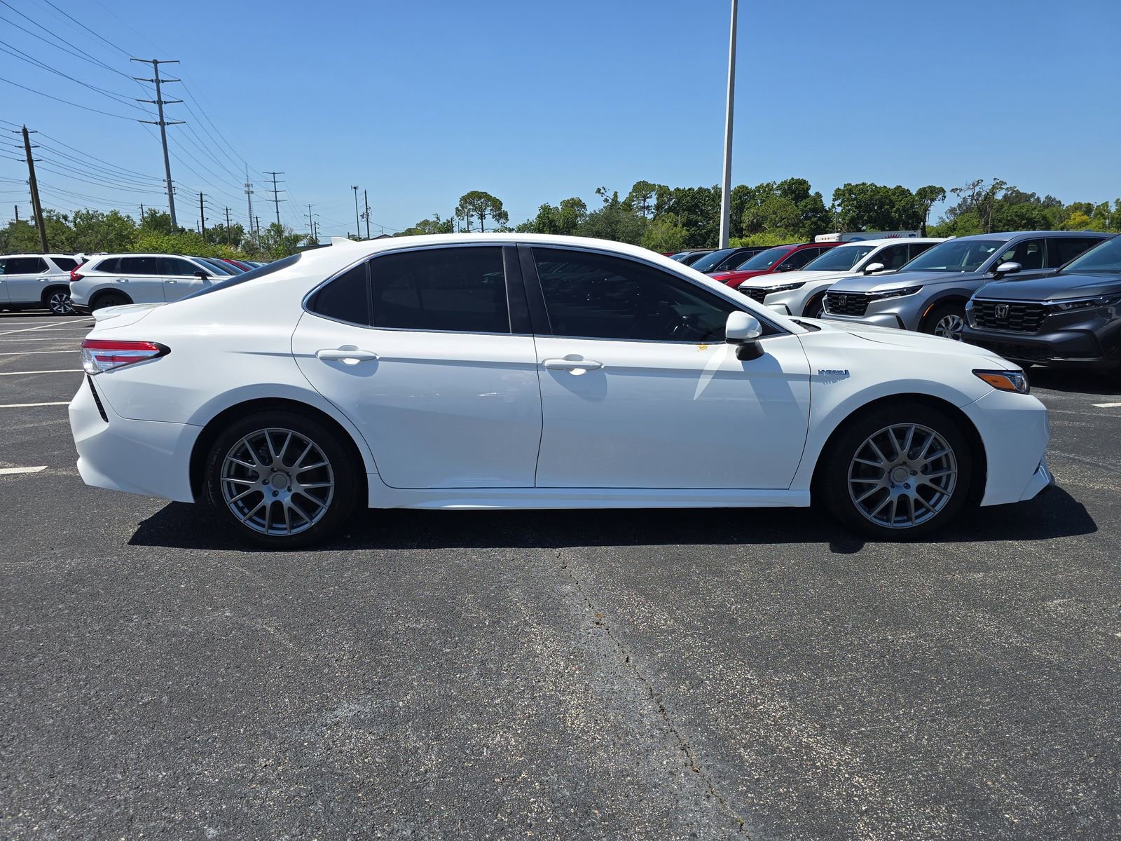 Used 2020 Toyota Camry SE FWD image 3