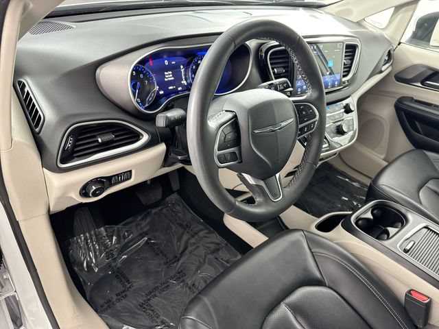 Used 2023 Chrysler Pacifica Touring-L FWD image 23