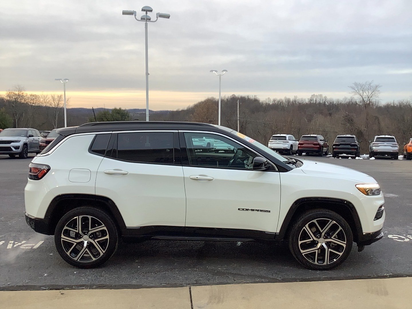 Used 2024 Jeep Compass Limited w/ Elite Group AWD/4WD image 5