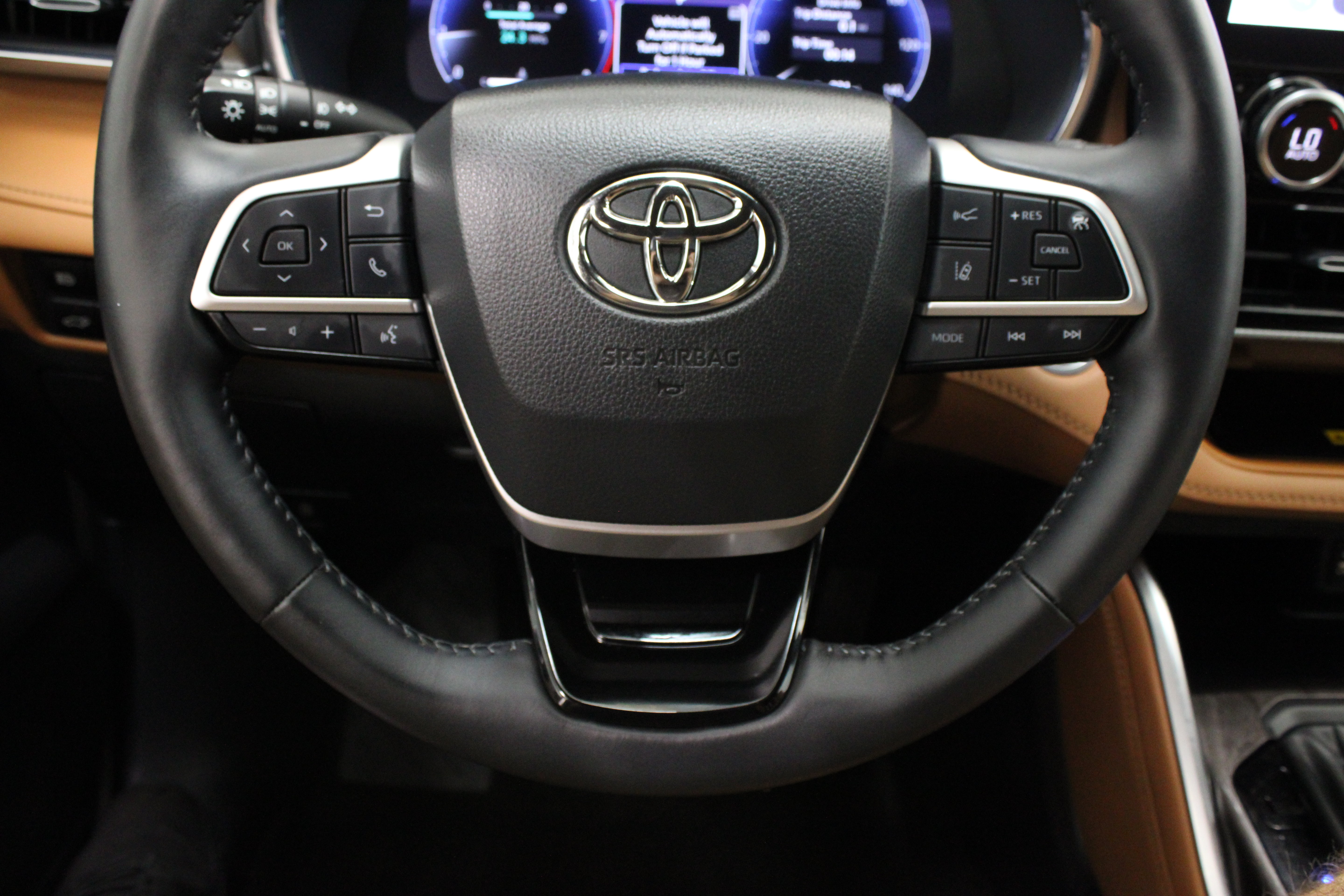 Used 2024 Toyota Highlander Platinum FWD image 26