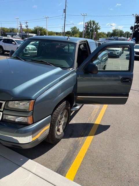 Used 2007 Chevrolet Silverado 1500 LT w/ Onstar Plus Package AWD/4WD image 3