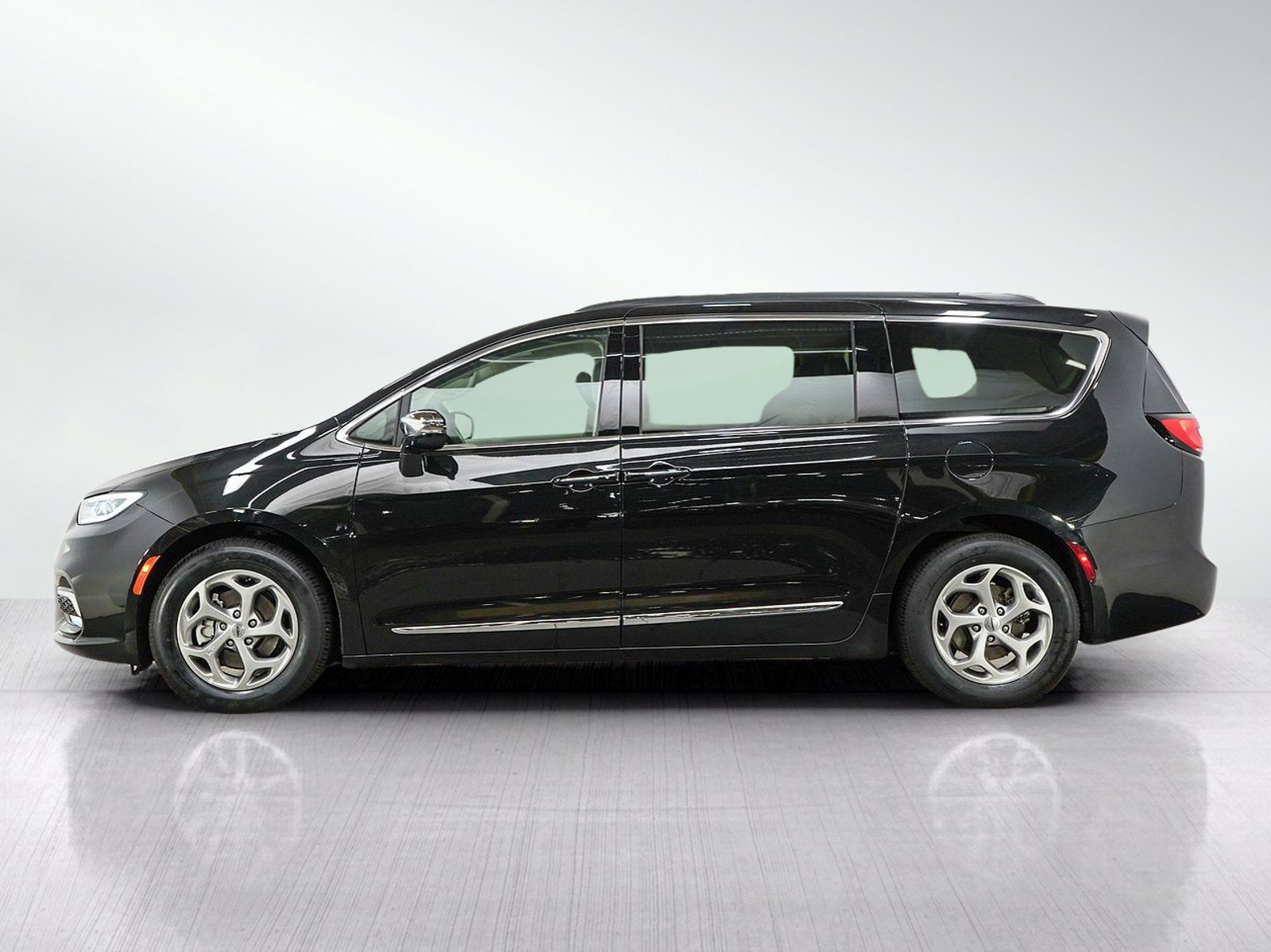 Used 2023 Chrysler Pacifica Limited FWD image 2