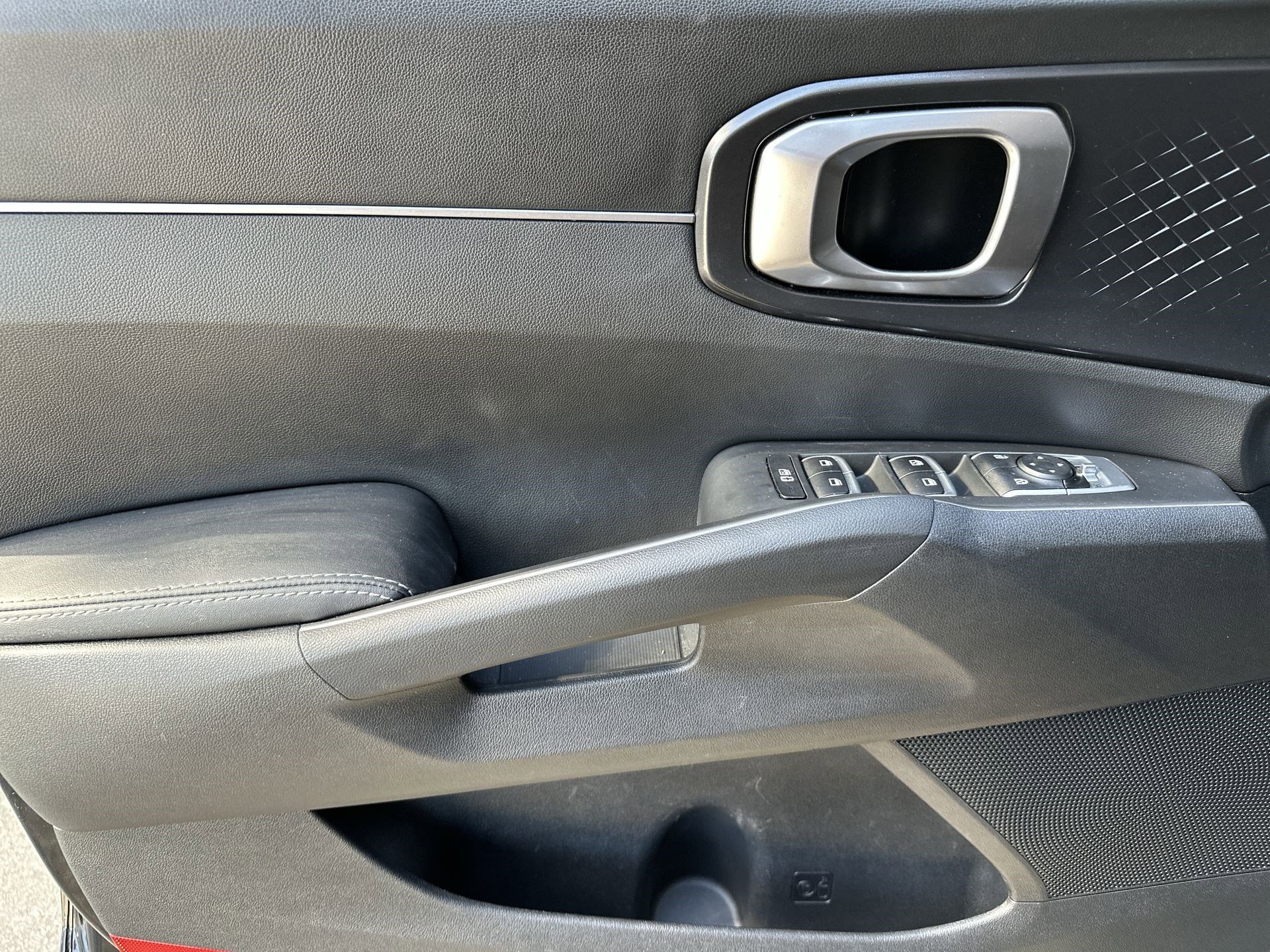 Used 2023 Kia Sorento LX image 28