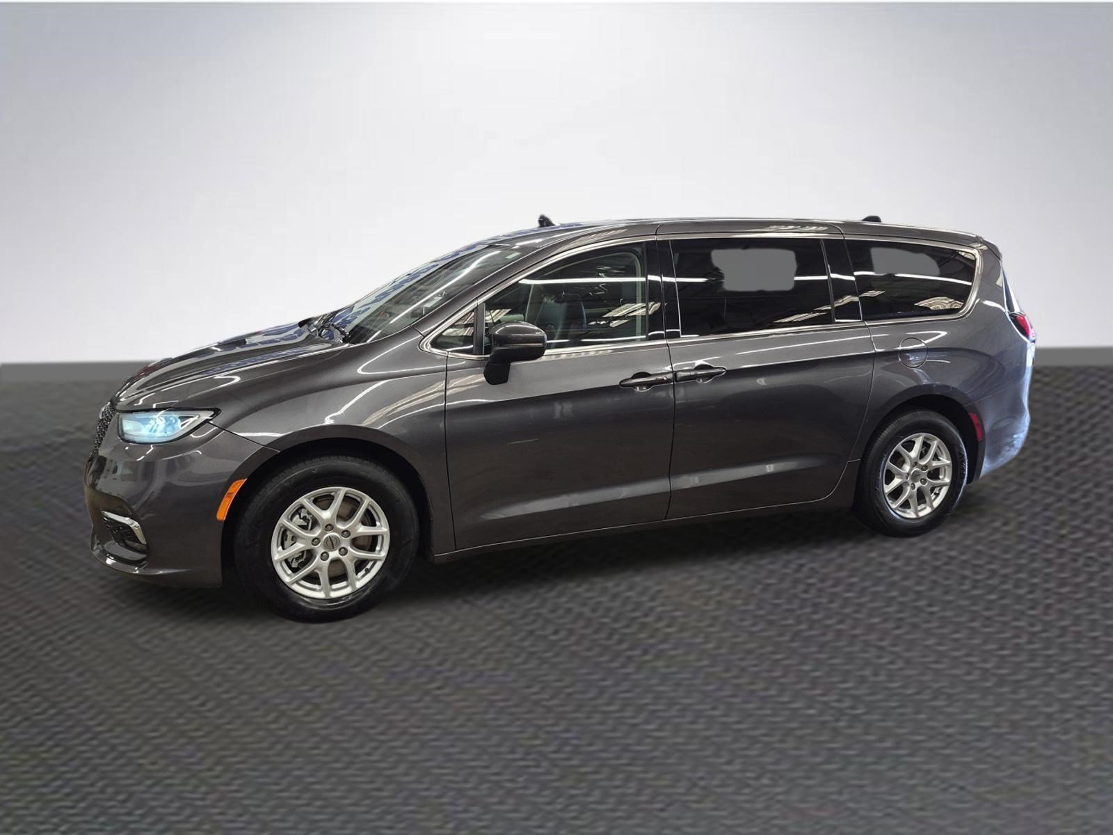 Used 2023 Chrysler Pacifica Touring-L FWD image 2