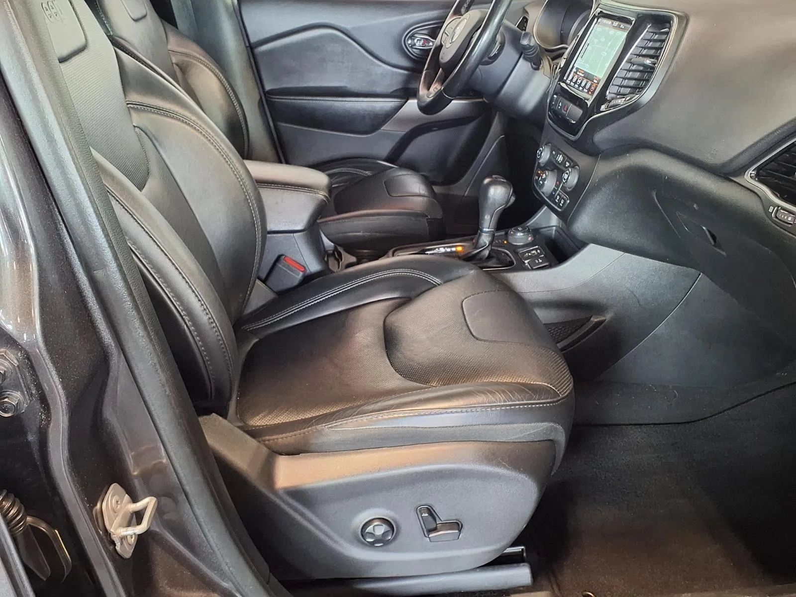 Used 2019 Jeep Cherokee Limited AWD/4WD image 13