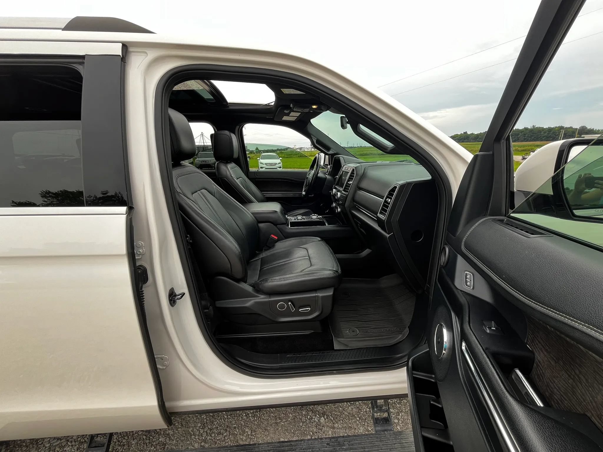 Used 2018 Ford Expedition Limited w/ Equipment Group 301A AWD/4WD image 11