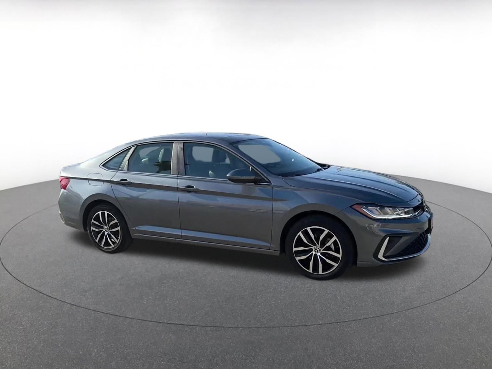 Used 2025 Volkswagen Jetta SE image 2