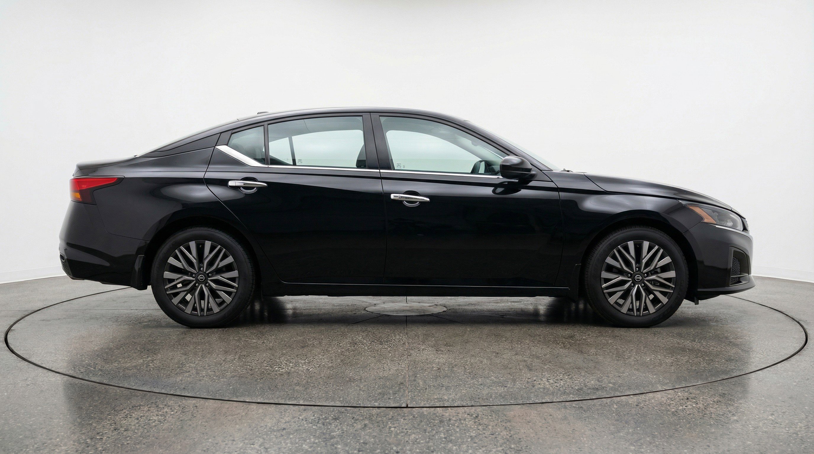 Used 2025 Nissan Altima 2.5 SV FWD image 11