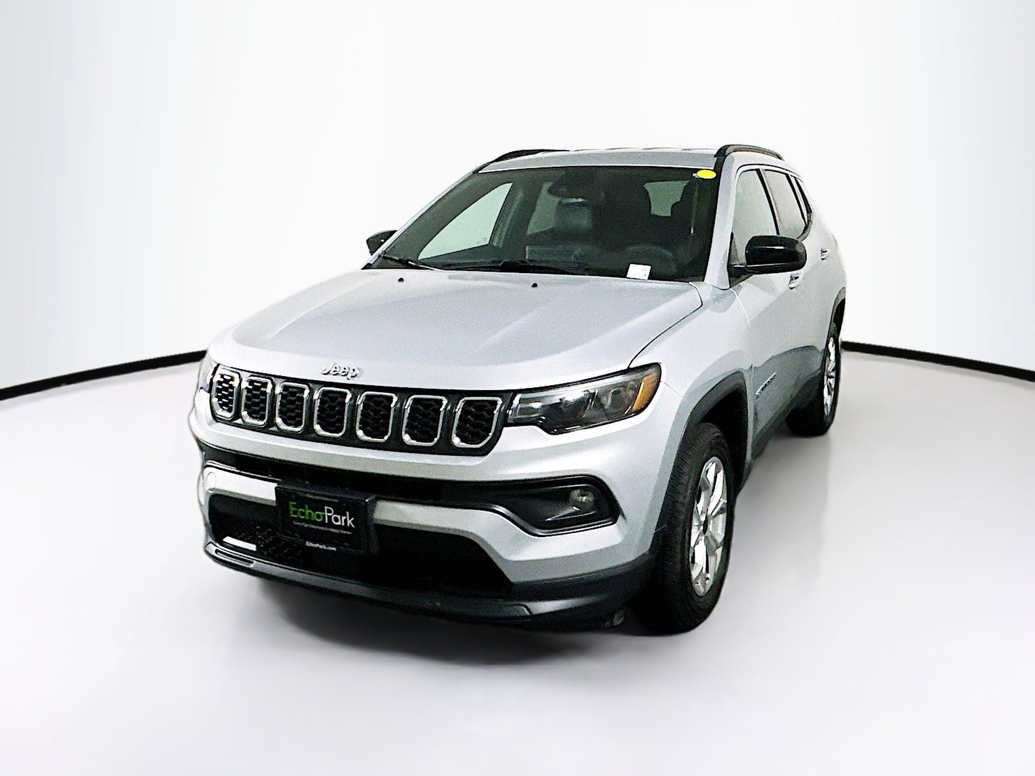 Used 2025 Jeep Compass Latitude image 3