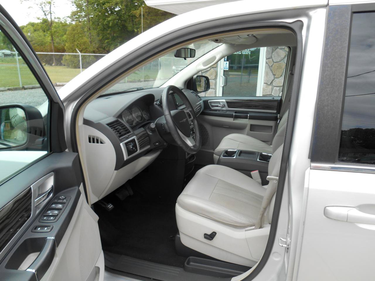 Used 2010 Chrysler Town & Country Touring FWD image 2