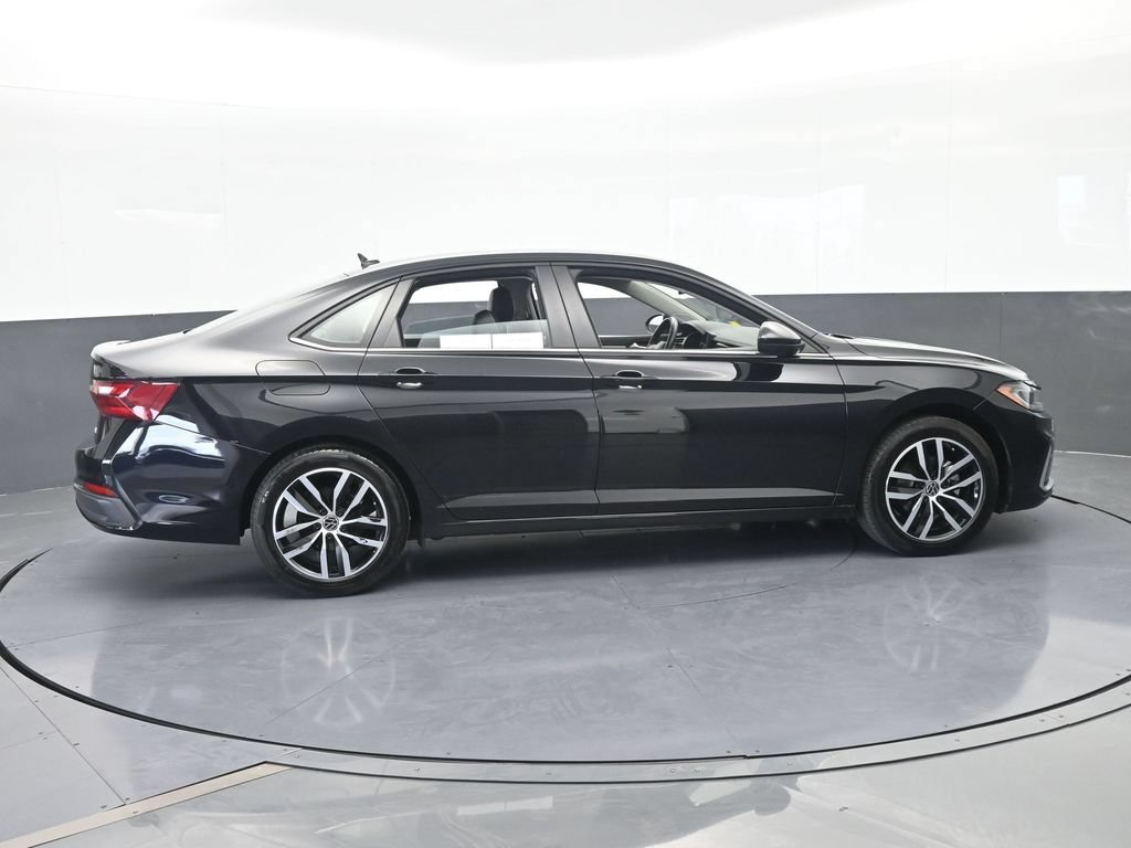 Used 2025 Volkswagen Jetta SE FWD image 7