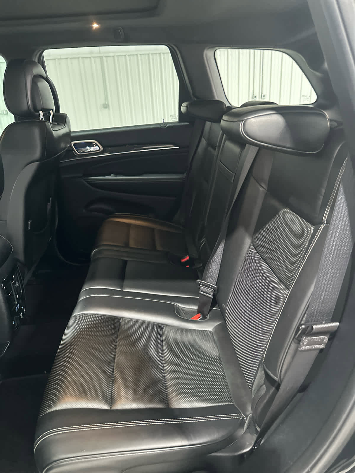 Used 2017 Jeep Grand Cherokee Overland AWD/4WD image 15