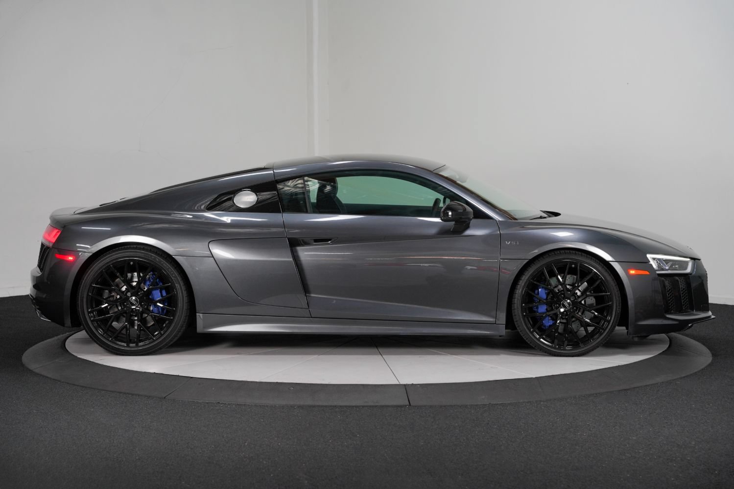 Used 2018 Audi R8 V10 w/ Premium Package RWD image 9