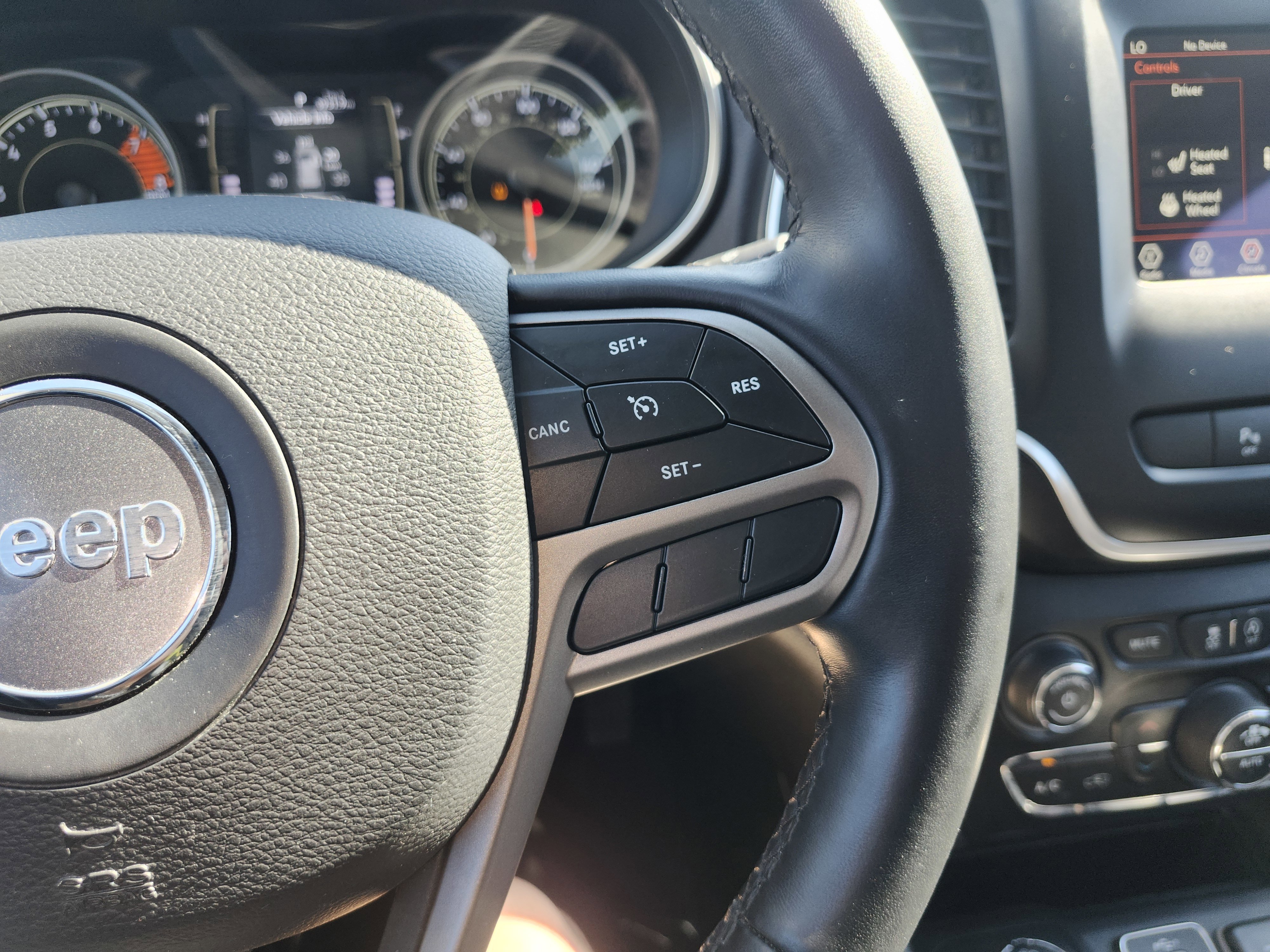 Used 2019 Jeep Cherokee Latitude Plus w/ Comfort/Convenience Group AWD/4WD image 34