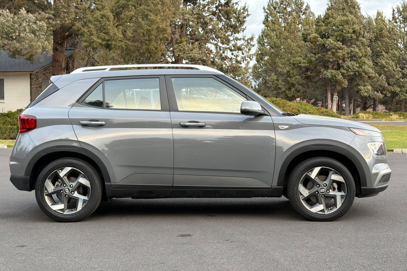 Certified 2023 Hyundai Venue SEL image 3