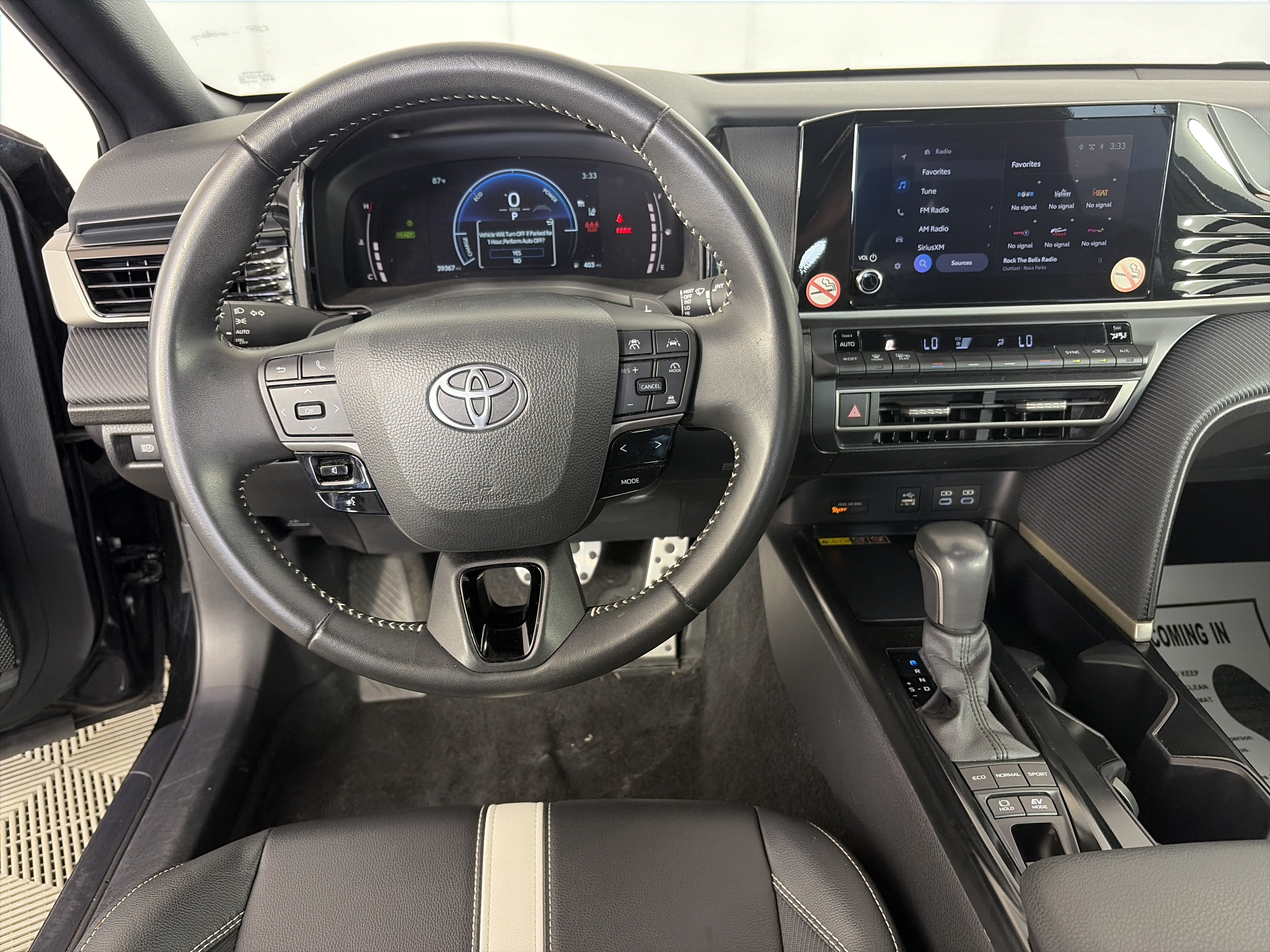 Used 2025 Toyota Camry SE FWD image 3