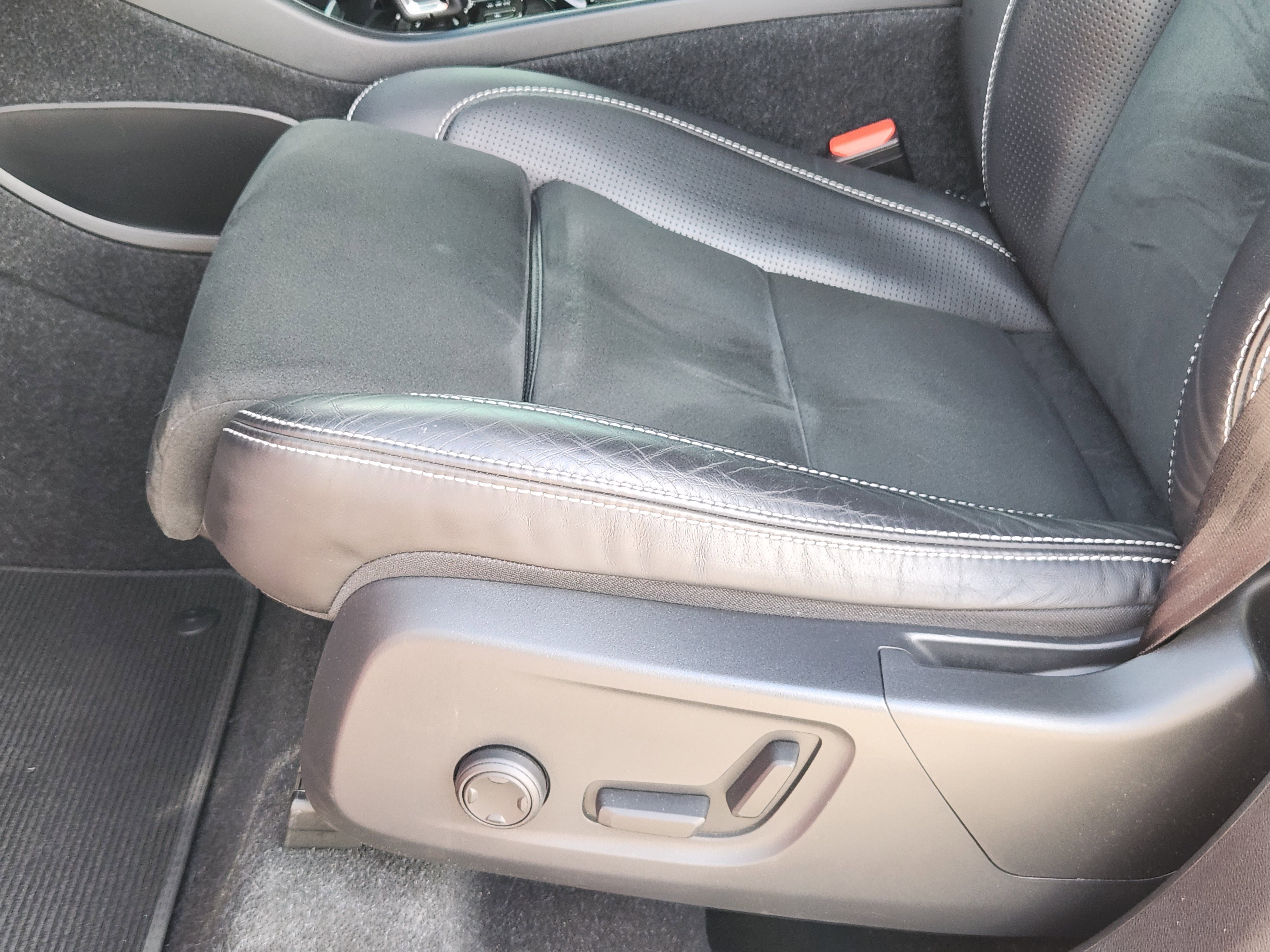 Used 2020 Volvo XC40 T5 R-Design w/ Protection Package Premier image 26