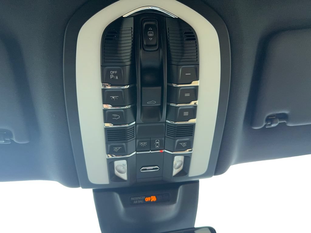 Used 2022 Porsche Macan AWD/4WD image 44