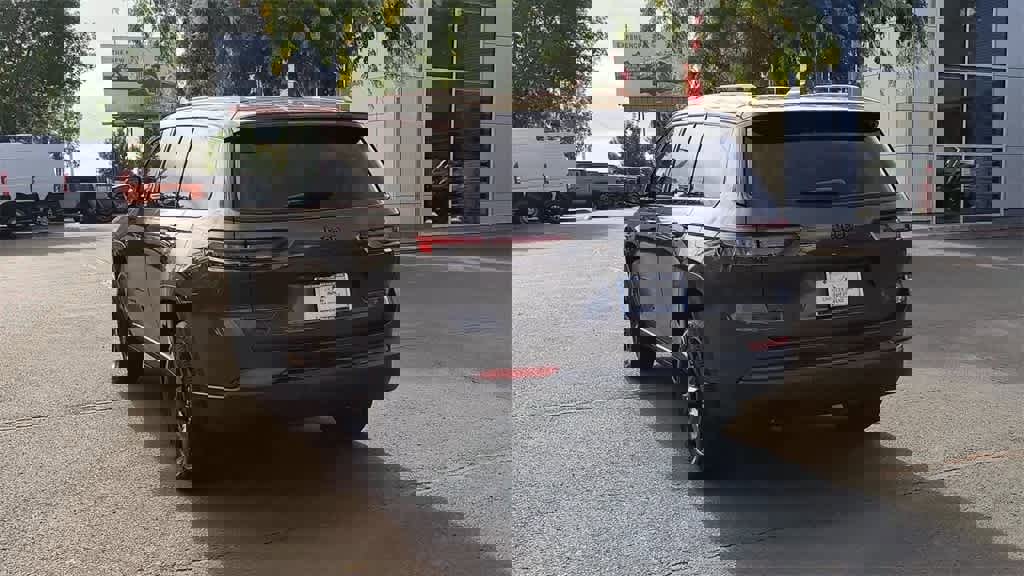 New 2025 Jeep Grand Cherokee L Laredo image 7