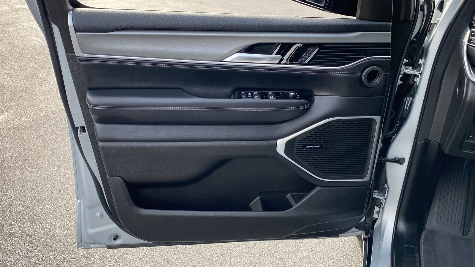 Used 2025 Jeep Wagoneer 4WD w/ Premium Group I image 6