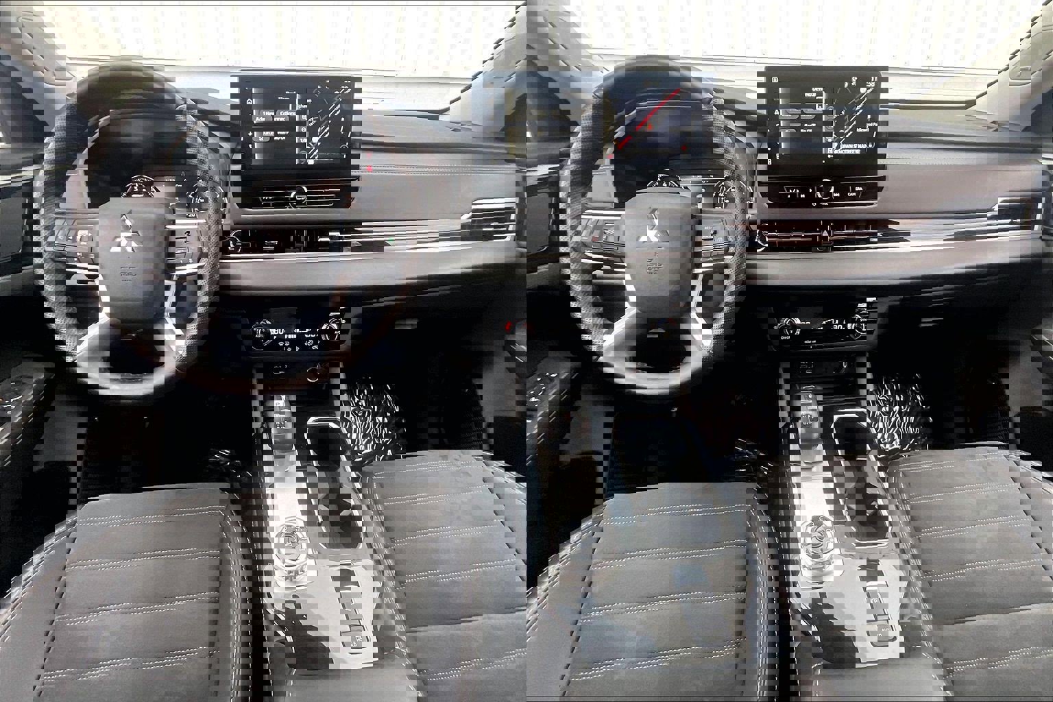 Used 2025 Mitsubishi Outlander SE image 19