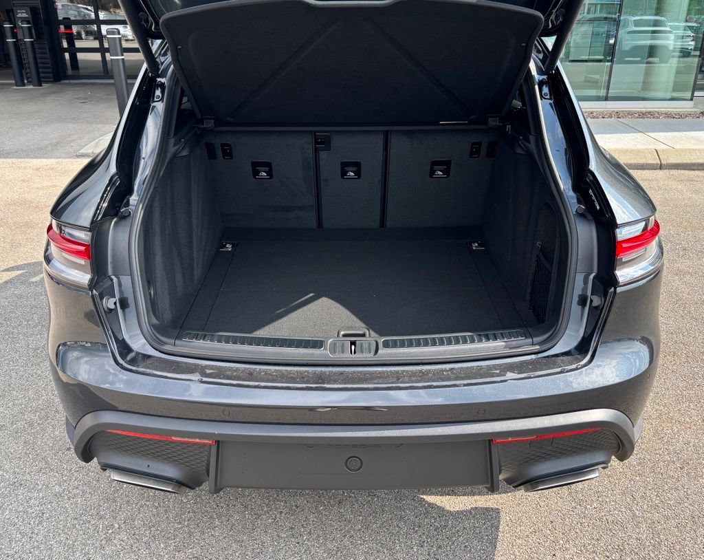 New 2026 Porsche Macan AWD/4WD image 9